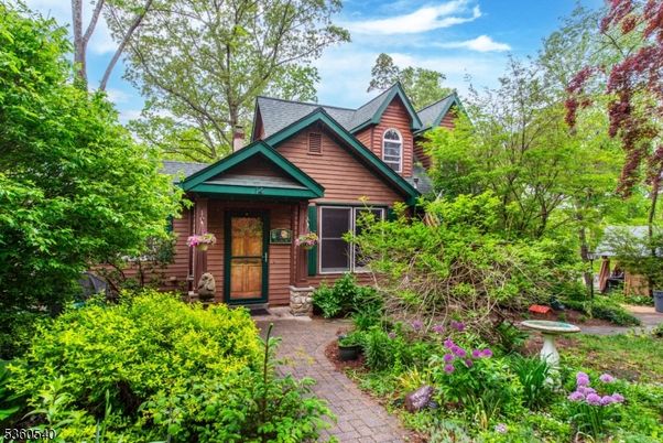 Backyard, Exterior, Facade, Queen Anne Victorian