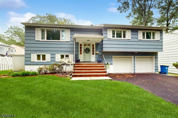 Attached, Exterior, Facade, Raised Ranch