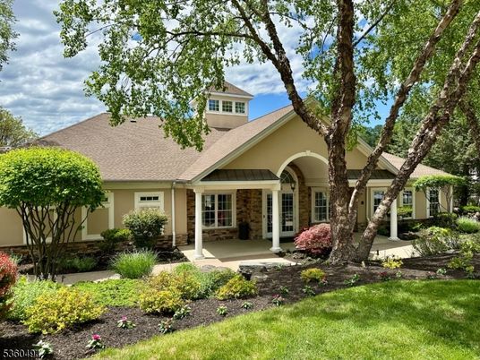 Exterior, Facade, Ranch