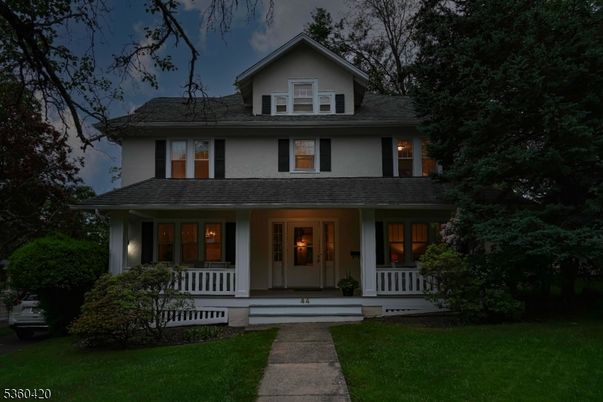 Exterior, Facade, American Foursquare