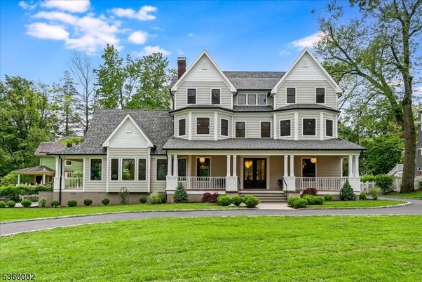 Backyard, Exterior, Facade, Queen Anne Victorian