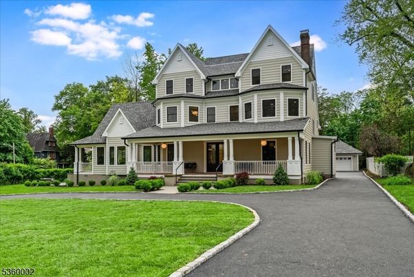 Exterior, Facade, Queen Anne Victorian