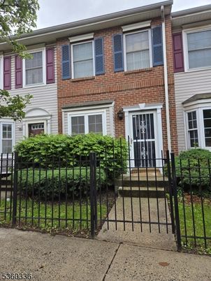 Exterior, Facade, Brick Facade, Rowhouse