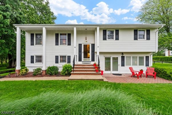 Exterior, Facade, Raised Ranch