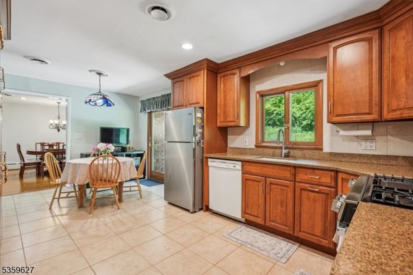 Chandelier, Dining room, Interior, Kitchen, Pendant Lights, Recessed Lighting, Stainless Steel Appliances