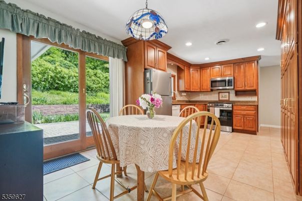 Dining room, Interior, Kitchen, Pendant Lights, Recessed Lighting, Stainless Steel Appliances