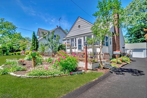 Exterior, Facade, Brick Facade, Queen Anne Victorian