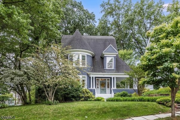 Exterior, Facade, Queen Anne Victorian