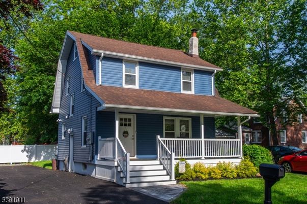 Exterior, Facade, American Foursquare