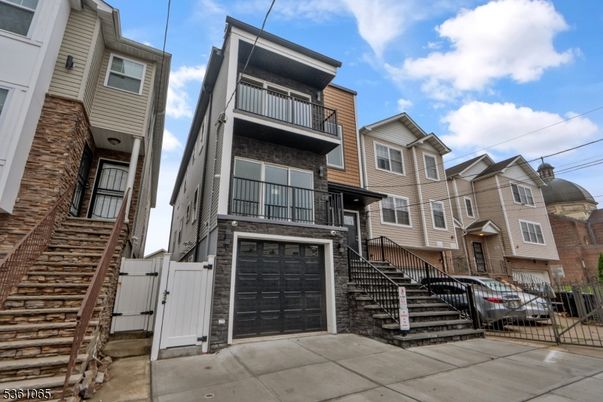 Attached, Exterior, Facade, Rowhouse