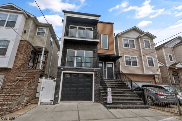 Attached, Exterior, Facade, Rowhouse