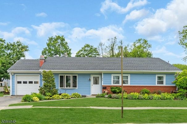 Attached, Exterior, Facade, Ranch