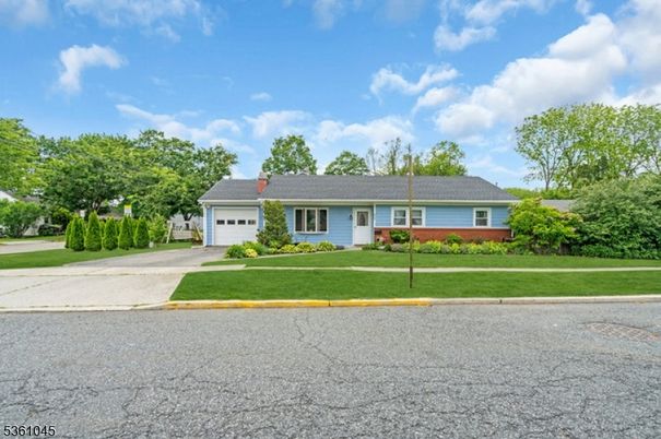 Attached, Exterior, Facade, Cape Cod