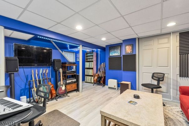 Interior, Piano, Recessed Lighting, Wood Texture Flooring