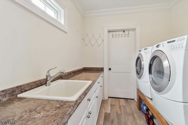 Interior, Washer, Wood Texture Flooring