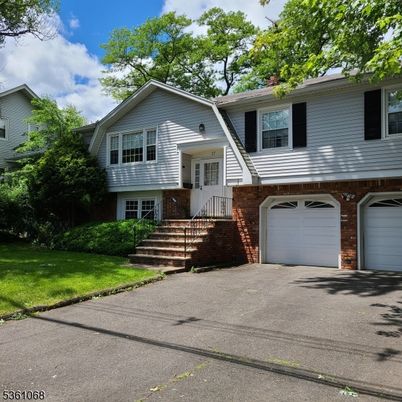 Attached, Exterior, Facade, Brick Facade, Raised Ranch