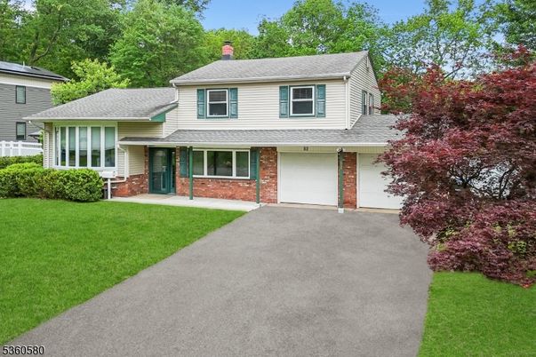Attached, Exterior, Facade, Brick Facade, Split Level
