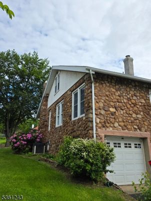 Attached, Exterior, Facade, Cape Cod