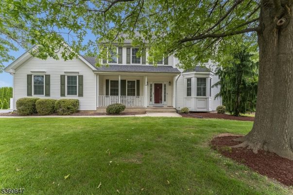 Exterior, Facade, Ranch