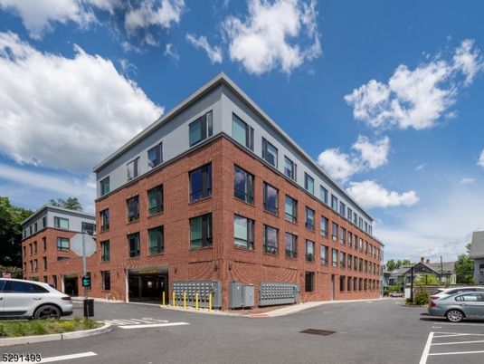 Exterior, Facade, Brick Facade, Chicago School