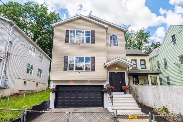 Attached, Exterior, Facade, Rowhouse