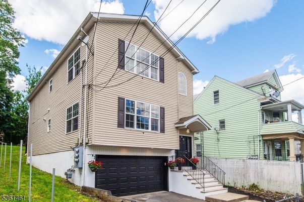 Attached, Exterior, Facade, Rowhouse