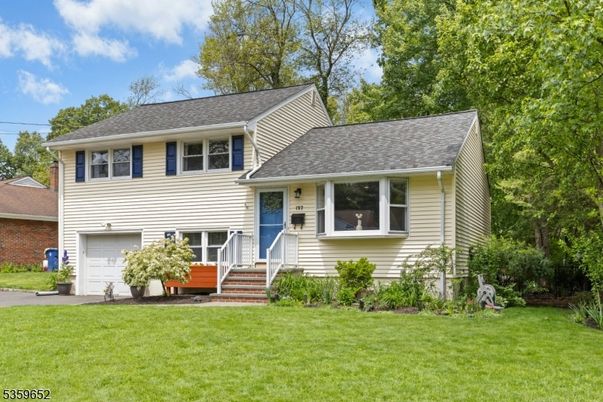 Attached, Exterior, Facade, Split Level