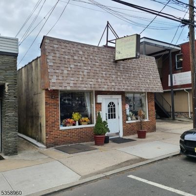 Exterior, Facade, Brick Facade, Cape Cod