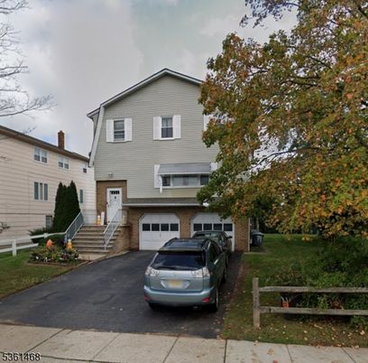 Attached, Exterior, Facade, Split Level
