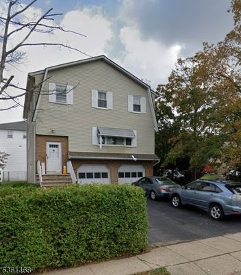 Attached, Exterior, Facade, Brick Facade, Raised Ranch
