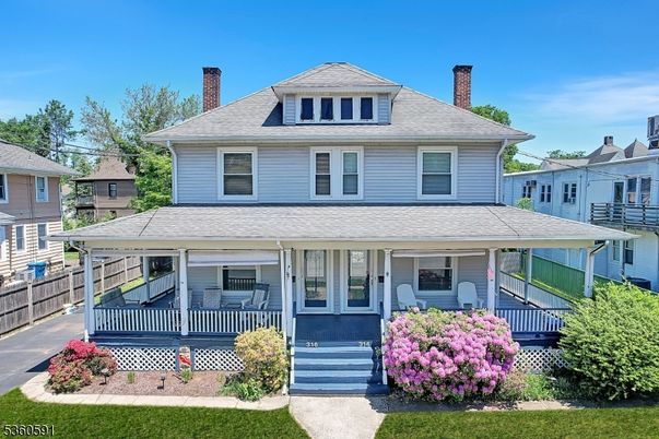 Exterior, Facade, American Foursquare