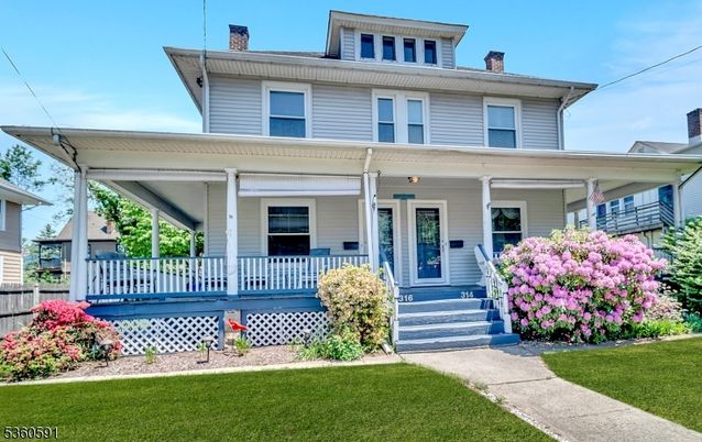 Exterior, Facade, American Foursquare