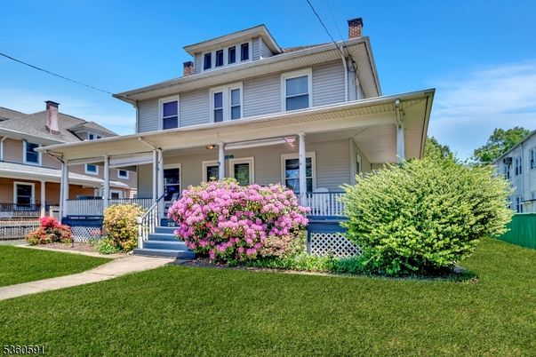 Exterior, Facade, American Foursquare