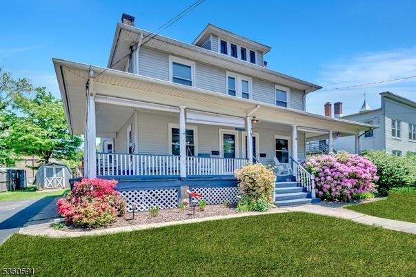 Exterior, Facade, American Foursquare