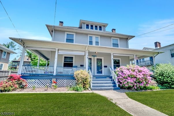 Exterior, Facade, American Foursquare