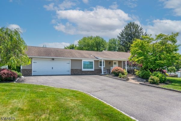 Attached, Exterior, Facade, Ranch