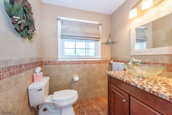 Bathroom, Interior, Tile Countertops