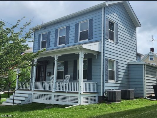 Exterior, Facade, Queen Anne Victorian