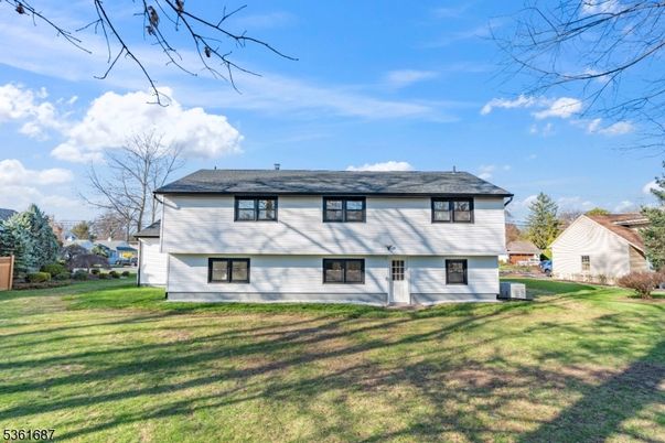 Backyard, Exterior, Facade, Split Level
