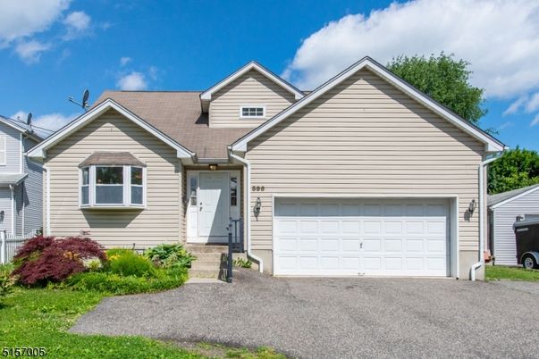 Attached, Exterior, Facade, American Craftsman