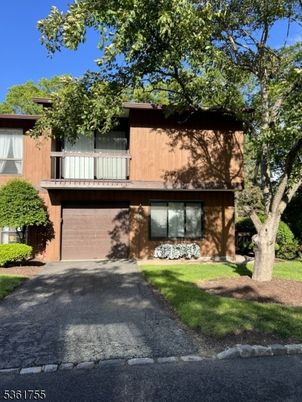 Attached, Exterior, Facade, Modern