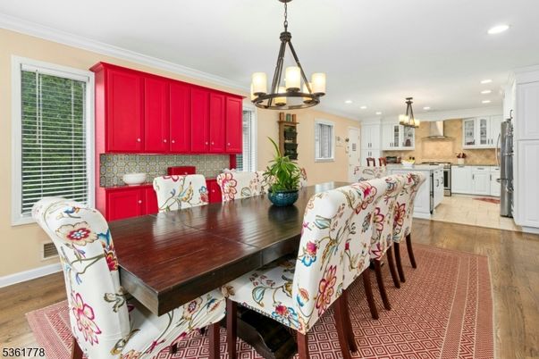 Chandelier, Dining room, Interior, Kitchen, Pendant Lights, Recessed Lighting, Wood Texture Flooring