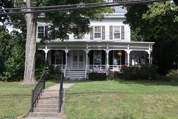 Exterior, Facade, American Foursquare