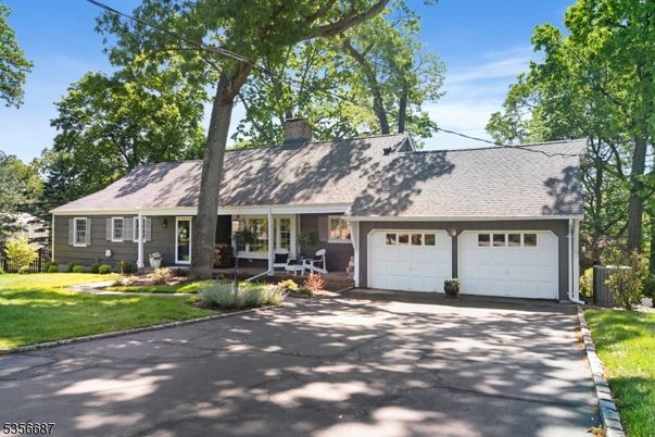 Attached, Exterior, Facade, Cape Cod