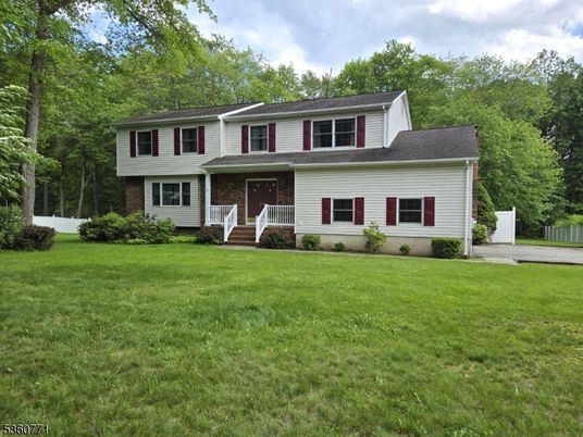 Backyard, Exterior, Facade, Raised Ranch