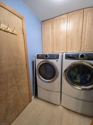 Interior, Washer, Wood Texture Flooring