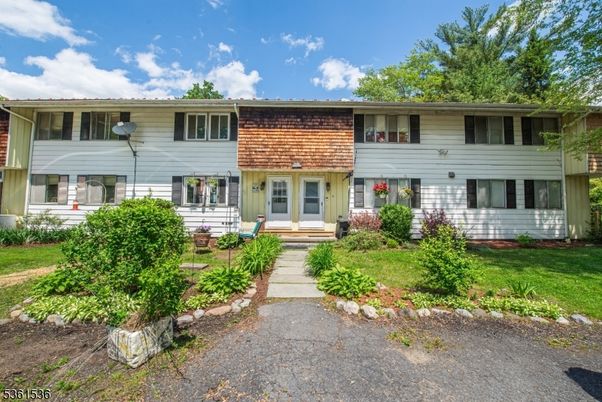 Exterior, Facade, Raised Ranch