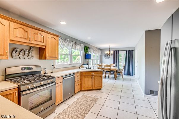 Chandelier, Dining room, Interior, Kitchen, Recessed Lighting, Stainless Steel Appliances