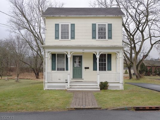 Exterior, Facade, American Foursquare