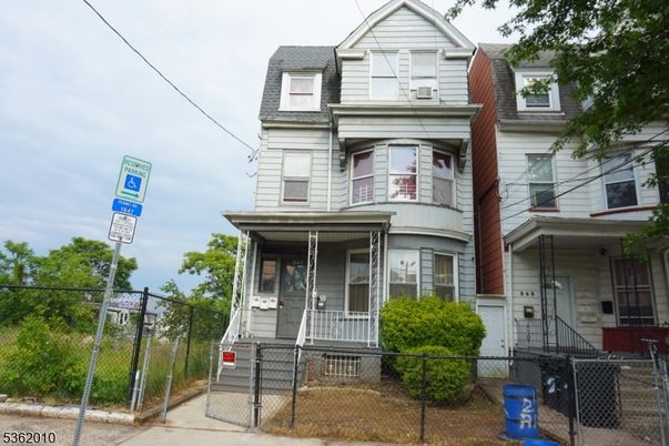 Exterior, Facade, Queen Anne Victorian